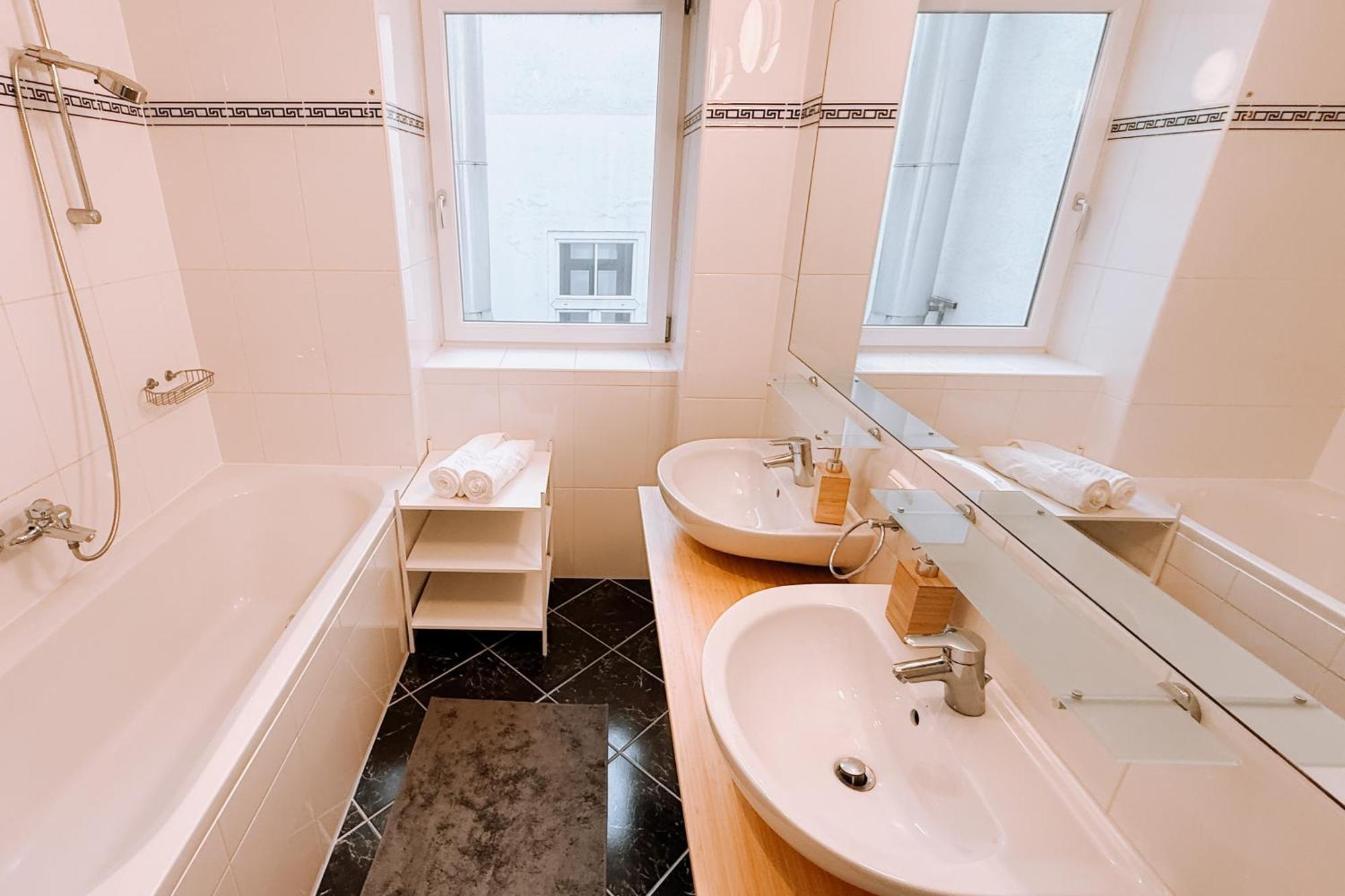 90Qm, 3 Bedrooms, Near Schoenbrunn, Balcony - Axara Housing Vienne Extérieur photo